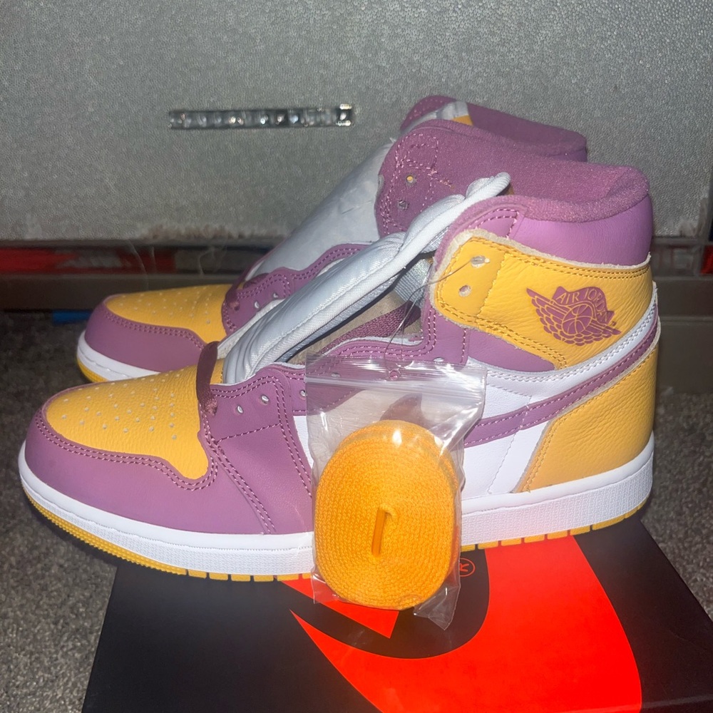 Jordan 1 Retro High OG Univeristy Gold/Light Bordeaux Men's (size 9.5)